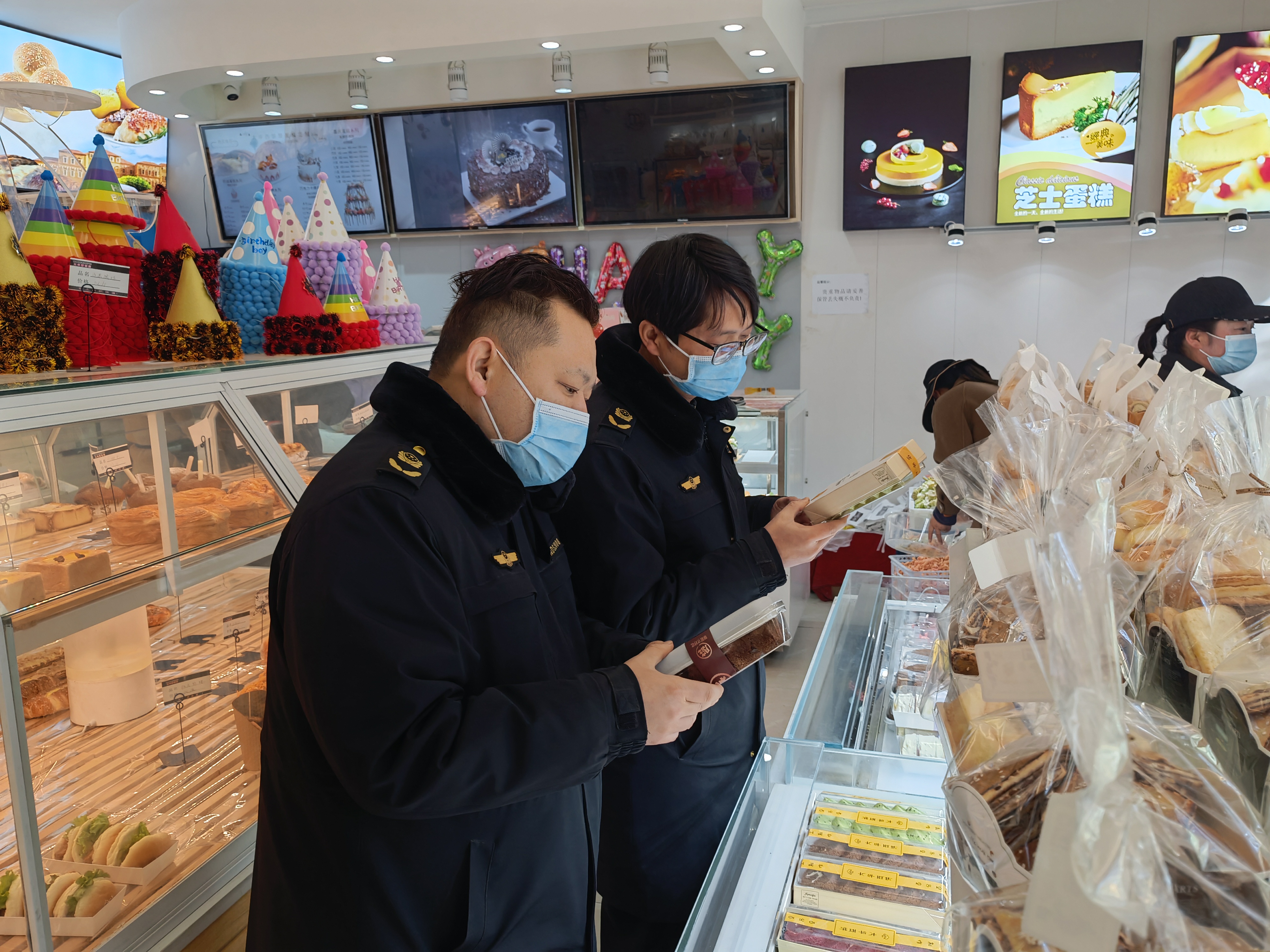 乃东区市场监管局开展蛋糕店食品安全专项检查.jpg
